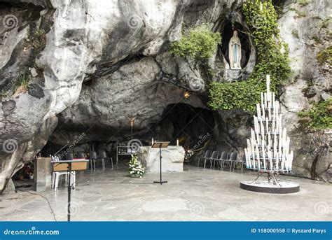 Lourdes er. Lourdes er en by og kommune i Hautes-Pyrénées departementet i Occitanie regionen i det sydvestlige Frankrig. I 1858 mente 14-årige Bernadette Soubirous at have set Jomfru Maria ved en grotte nær Lourdes, hvilket har gjort byen kendt i den katolske verden. 