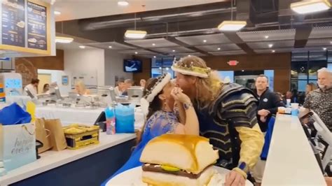 Love at First Bite: Arizona couple ties the knot at White Castle