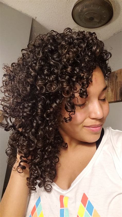 Love my curls. TEXTURE 2. What type of hair is neither curly or straight, but somewhere in between? The answer is type 2 hair. Famed for its undulating texture that embodies loose waves and well-defined curls, type 2 hair sits in the sweet spot between pin-straight locks and gravity-defying corkscrews. 