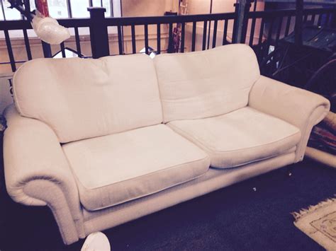 Loveseat auction. Lot # : 70 - Loveseat Online Only Auction 