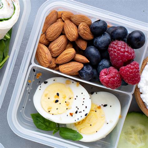 Low calorie breakfast. Here are nutrient-rich, low-calorie breakfast ideas that won’t weigh you down or waste calories. Greek yogurt and berries. 1 cup nonfat Greek yogurt (100 calories). 