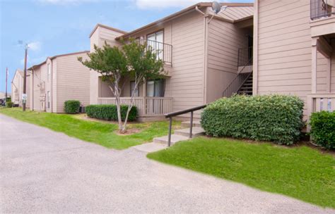 Welcome to Oak Tree Village, a residential community featuring one-, two- and three-bedroom apartment homes in Lewisville, TX. Our community perfectly blends the big city adventure of the surrounding Dallas-Fort Worth metro area and the suburban charm of Old Town Lewisville. Whether you want to take a stroll in the park, have a lakeside .... 