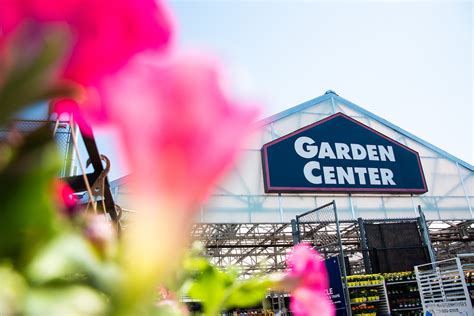Q What days are Lowe's Garden Center open? A Lowe's Garden Center is open: Tuesday: 8:00 AM - 5:00 PM Wednesday: 8:00 AM - 8:00 AM Thursday: 8:00 AM - 8:00 AM Friday: 8:00 AM - 8:00 AM Saturday: 8:00 AM - 8:00 AM Sunday: 10:00 AM - 10:00 AM Monday: 8:00 AM - 5:00 PM . 