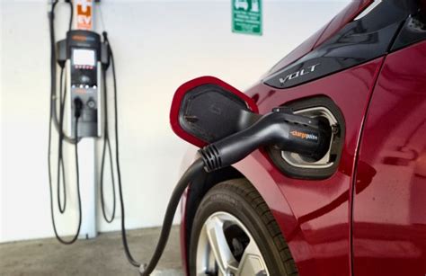 Lowry: Electric cars should be choice, not mandate