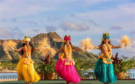 Luau oahu. Experience a traditional Hawaiian luau with sunset coastal views at Paradise Cove. Enjoy a welcome Mai Tai and authentic Hawaiian fare, including fresh seafood, kalua pork, and … 