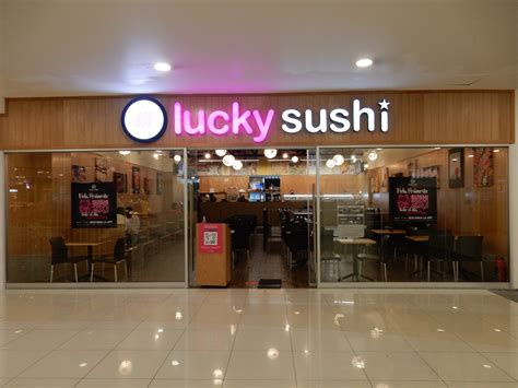 Lucky sushi. Objednávajte na 0911 555 265. Donáškové menu. Ku každej objendávke sushi dostanete: Sójovú omáčku, wasabi, zázvor a paličky zdarma. 