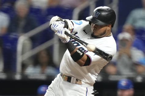 Luis Arraez goes 5 for 5 and lifts average to .400 as the Marlins rout the Blue Jays 11-0