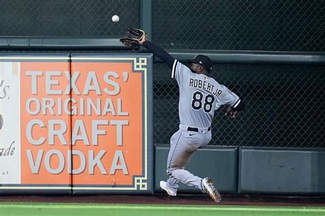 Luis Robert Jr.’s 9th-inning catch — ‘one of the best I’ve ever seen’ — preserves the Chicago White Sox’s 4-game split in Houston