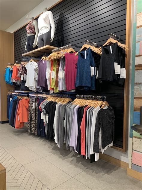 Lululemon fresno. Jul 24, 2018 · A team of women who ran out of a Lululemon store in Fresno’s Fig Garden Village on Sunday with an estimated $10,000 in merchandise may be part of a statewide crew responsible for about $145,000 ... 