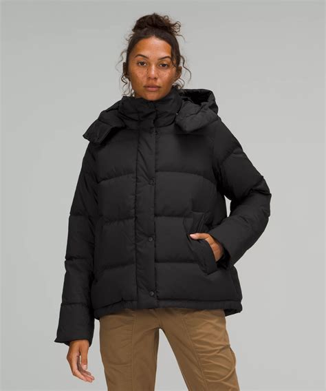 Lululemon puffer jacket. This wonderfully warm down puffer has a cinchable waist and hem that lets you customize the shape and keep out cold drafts. Designed for On the Move Product Features 