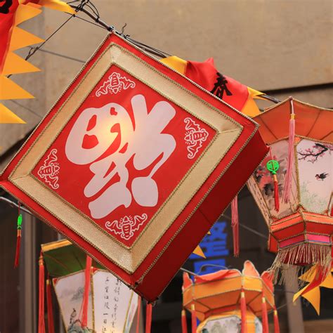 Lunar New Year Signs: Traditions and Symbolism