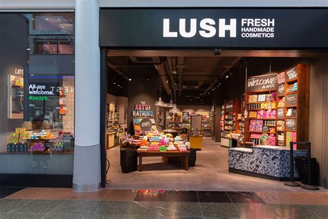 Lush uk. Lush invest in their London portfolio with a new shop in Covent Garden and are celebrating by giving out free Lush gifts for their first 100 customers. ... -Ellen Peters, Lush UK&I Property Director. Out Of This World Gifting and Store Opening Offers. On the opening day, the first 100 paying customers will receive a free Lush gift* and visitors ... 