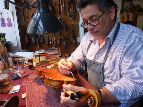 Luthier - Le luthier ou la luthière fabrique, répare, restaure et vend des violons, des altos, des violoncelles et des contrebasses. L’archetier est un spécialiste de l’archet des instruments à cordes, baguette droite et flexible, tendue de crin, utilisée pour faire vibrer les cordes. Pour la fabrication, il commence par dessiner la forme de l’instrument.