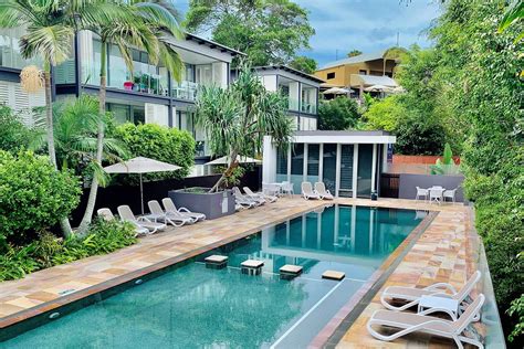 Luxery escapes. A luxury hotel in Brisbane can cost anywhere from A$85 to A$219 a night, twin share. When booking, look out for handpicked inclusions from Luxury Escapes, including late checkouts, food and beverage credits and daily breakfasts. 