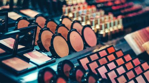 Luxury makeup brands. Feb 15, 2024 · Luxury cosmetic brands, such as Estée Lauder and Lancôme (L'Oréal), are among some of the most valuable personal care brands in the world. Estée Lauder saw a substantial increase in sales ... 