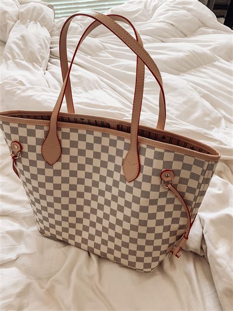 Louis Vuitton Dupes for under $50 » The Sweet Carolina Style Sep 11, 2019 · The Locky BB Louis Vuitton dupe! On Louis Vuitton’s site the real bag is $1,700.00 but on amazon this one is from $35.99 to 45.99 depending on the color you get. Let me just say I’m over the moon in love with this bag.. 