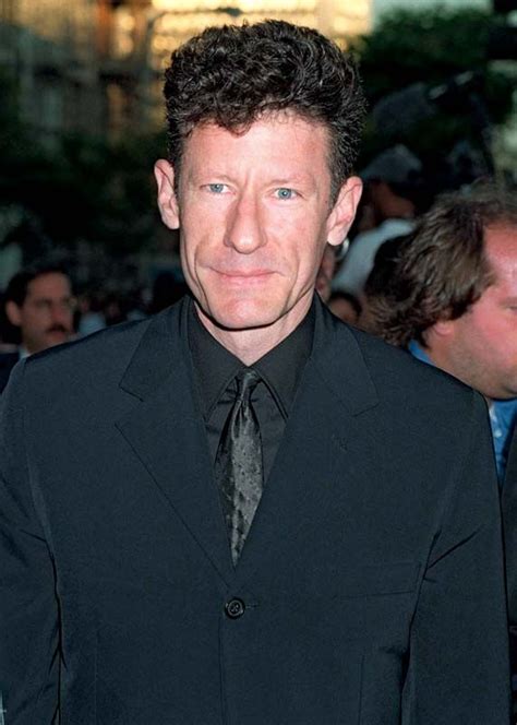 Lyle lovitt. Who: Oscar-winning actress Julia Roberts, 52, and Grammy-winning musician Lyle Lovett, 62. How They Met: Though both Roberts and Lovett did feature in Robert Altman’s 1992 film The Player, and ... 