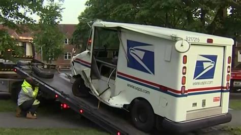Lynn PD: Driver arrested, charged with OUI after officers find damaged postal service van in Common area