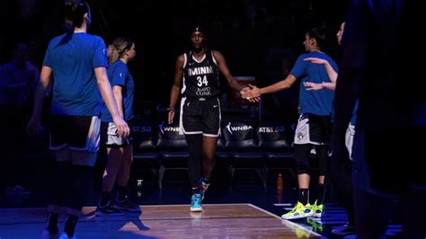 Lynx end their skid with win in Chicago