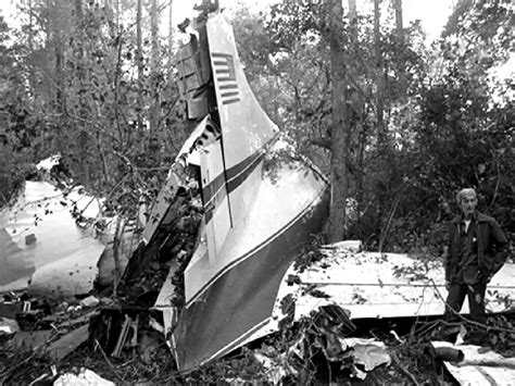 Following is the report on the Lynyrd Skynyrd crash, 20 October 1977. Lead singer Ronnie Van Zant, guitarist Steve Gaines, Steve's sister and back-up singer .... 