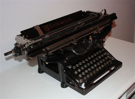 Máquina de escribir manual del siglo real. - Region moyenne du haut rio branco (bresil).