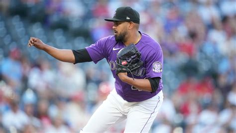 Márquez exits after 5 with arm ailment, Rox beat Cards 7-4