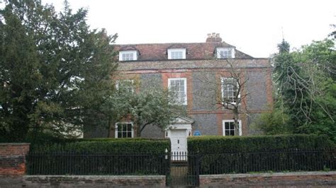 Más de 100 personas quedan atrapadas durante varias horas en la antigua casa de la escritora de misterio Agatha Christie