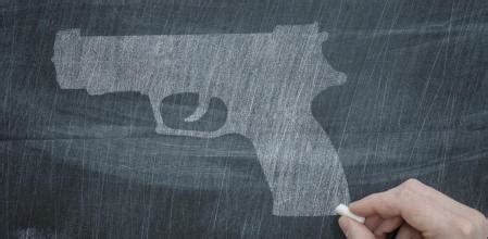 Más de la mitad de los profesores de EE.UU. cree que ir armados reduciría la seguridad de los alumnos, según un informe