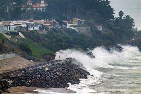 Más olas enormes chocarán contra la costa de California
