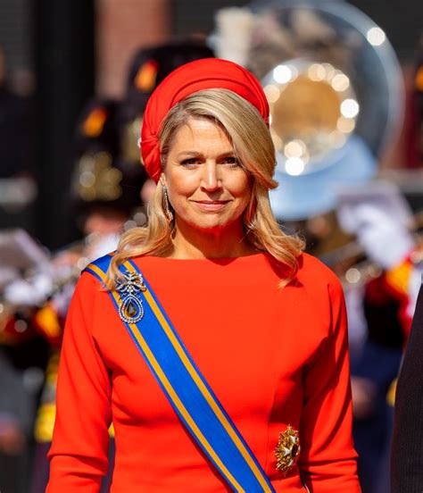 Máxima kiest voor feestelijke creatie met geheimzinnige broche …