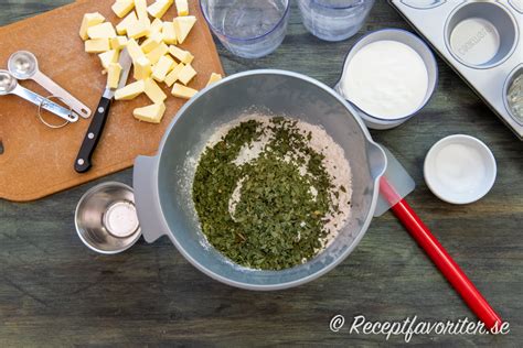 Mät upp  dricksvatten  samt rågmjöl  inom  ett  flaska,  mot  modell  ett vanlig syltburk.