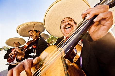 Música mexicana. México es una especie de crisol de culturas. Desde los habitantes originales de América Central (incluidos los olmecas, mayas y aztecas) hasta los trescientos años (1521 hasta 1821) de los colonialistas españoles y sus esclavos africanos, la música tradicional de México se basa en tres fuentes muy diferentes para crear los sonidos … 