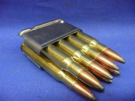 M1 garand clip. The clip holds ammo and makes it easier to “strip” off the ammo through the magazine. M1 En Bloc clips held 8 rounds of .30-06 Springfield ammo. (They’re often referred to as M1 Garand 8rd clips). With an empty, unloaded M1 Garand, when the bolt is drawn backwards, it locks into position, with the action open. When the clip is inserted ... 