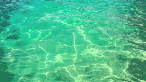 Macam-Macam Warna Air Laut dan Penyebabnya - raincitystudios.com