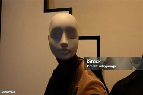 Manusia Boneka - muktibox.com