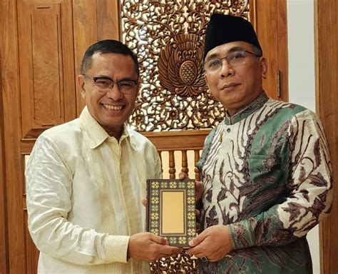 MD Sinarmas Saleh Husin Menyerahkan Wakaf Al Quran Kepada …