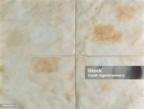 Melipat Kertas Bekas Kertas Datar Perkamen Terbalik Atau ... - iStock - muktibox.com