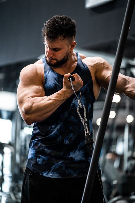 MESUM DIKELAS gym ML & film detektif rekomendasi harian di Behance foto perjalanan Konten kreator adventure skipping cepat image 1