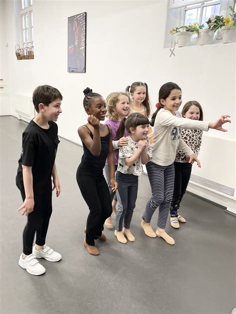 Musical Theatre Classes, Vocal & Keyboard Lessons | Voice Training … - muktibox.com