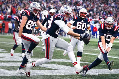 Mac Jones’ late TD pass lifts Patriots over Bills 29-25; Bill Belichick is 3rd coach with 300 wins