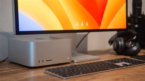 Mac studio m2 max. Mac Studio (2023) with M2 Ultra has two port groups that each support up to four displays. An 8K at 60Hz (or 4K at 240Hz) display connected over HDMI uses the bandwidth of two displays in that port group. Port group 1: The two Thunderbolt ports on the front and the HDMI port on the back. Port group 2: The … 