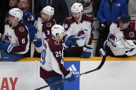 MacKinnon has hat trick as Avalanche win Central Division