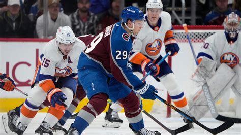 MacKinnon scores in OT as Avalanche rally to beat Islanders 5-4
