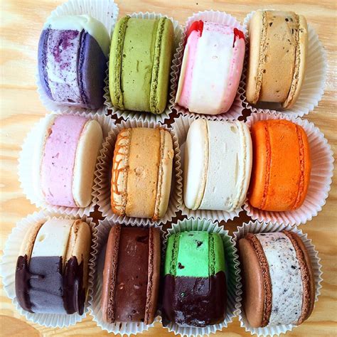 Macaron ice cream sandwich. One ice cream sandwich has 140 calories, 2 grams of saturated fat, 100 mg of sodium, and 12 grams of sugars. The box states artificial flavor is added. Also, the ice cream fat is reduced 30% from regular ice cream, from 10 grams to 7 grams per 100 grams, but this is not a reduced fat food. The ice cream sandwiches contain no high fructose … 