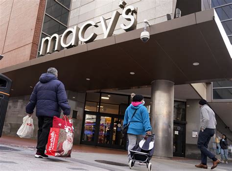 Macy’s Gennette to retire; Bloomingdale’s Spring is new CEO