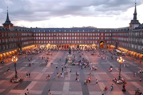 Madrid plaza mayor. 主廣場（西班牙語： Plaza Mayor ；亦譯馬約爾廣場或大廣場）是西班牙首都馬德里的中心廣場，臨近太陽門廣場，修建於哈布斯堡王朝時期。其形狀為長方形，長129米，寬94米，周圍環繞著三層住宅樓，有237個面臨廣場的陽台。它共有9個入口。 