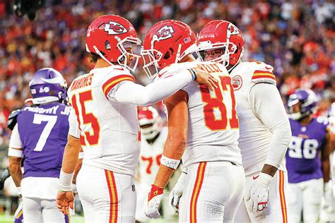 Mahomes, Kelce lead Chiefs past Vikings, who lose Jefferson to late hamstring injury