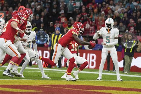 Mahomes throws 2 TDs and Chiefs hang on to beat Dolphins 21-14 in Germany