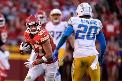 Mahomes throws for 424 yards and 4 TDs, Kelce has big day as Chiefs beat Chargers 31-17