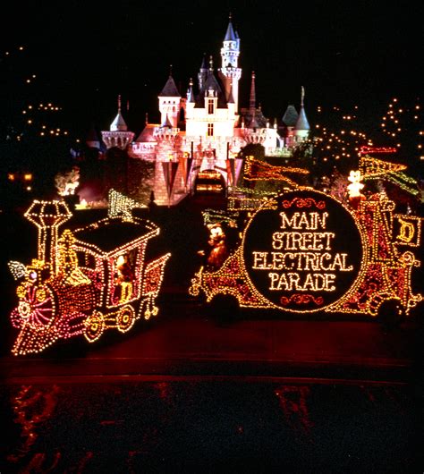 Main street electrical parade. The Main Street Electrical Parade returned in 1977 at Disneyland and debuted at Walt Disney World with all the floats built in 3 dimensions and powered by battery motors, accompanied by a reworked score by Don Dorsey. 